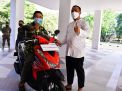 Plt Gubernur Berikan Hadiah Sepeda Motor Kepada Safaruddin